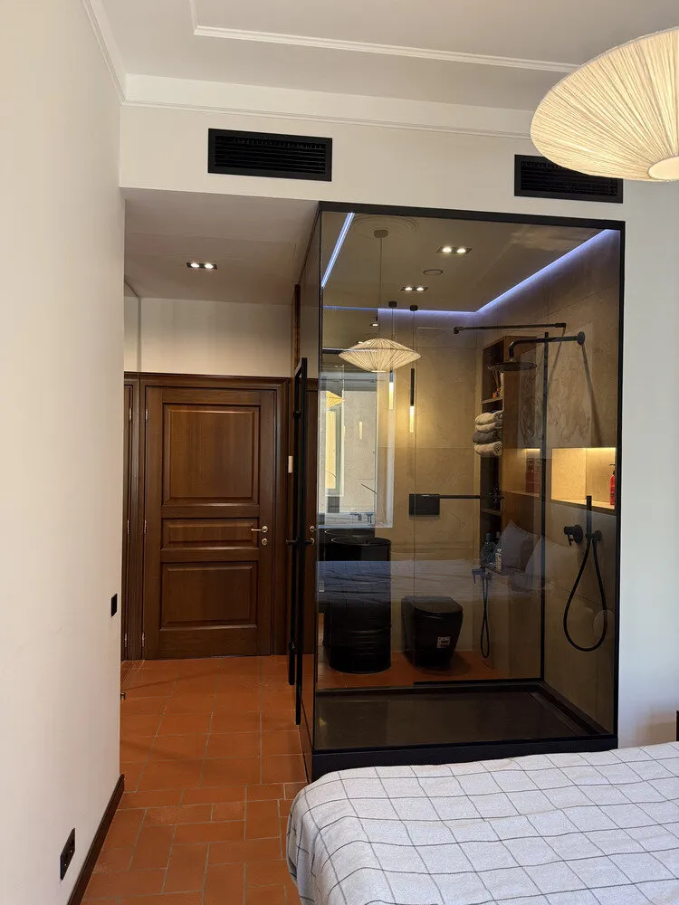 Photo : Style moderne avec des éléments classiques et loft – photo sur notre site