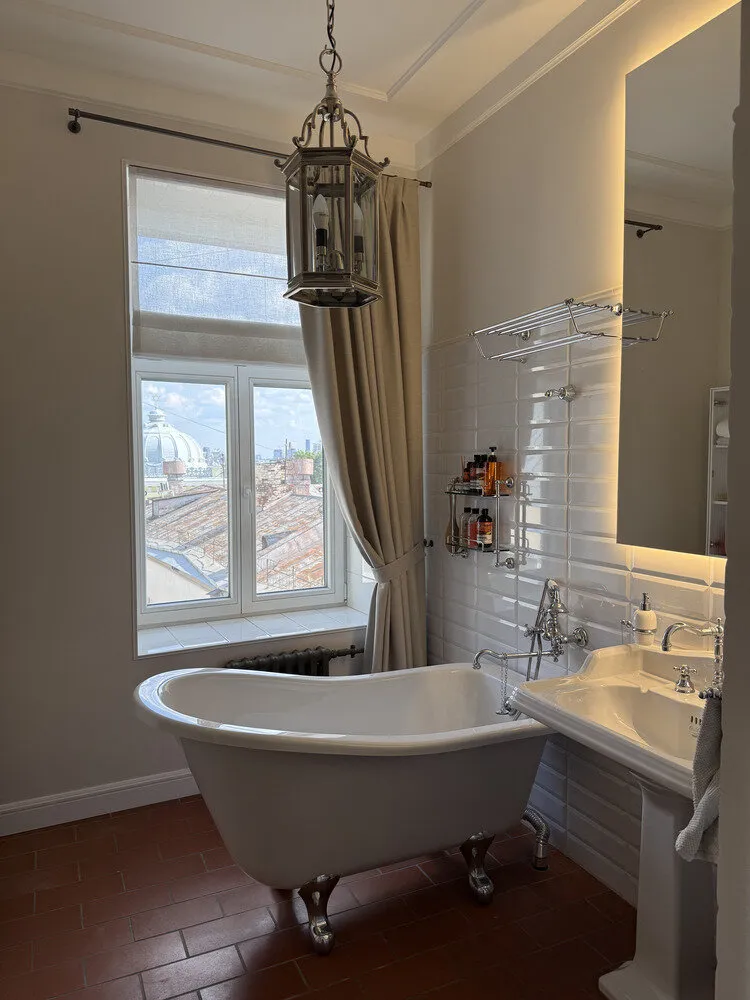 Photo : Style moderne avec des éléments classiques et loft – photo sur notre site