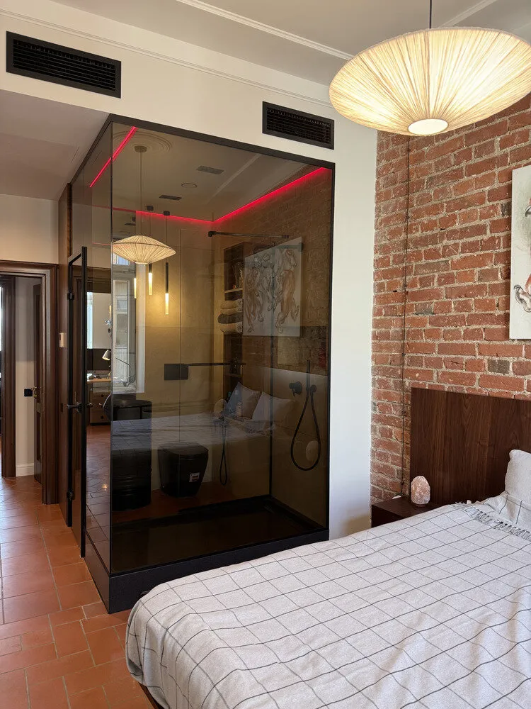 Photo : Style moderne avec des éléments classiques et loft – photo sur notre site