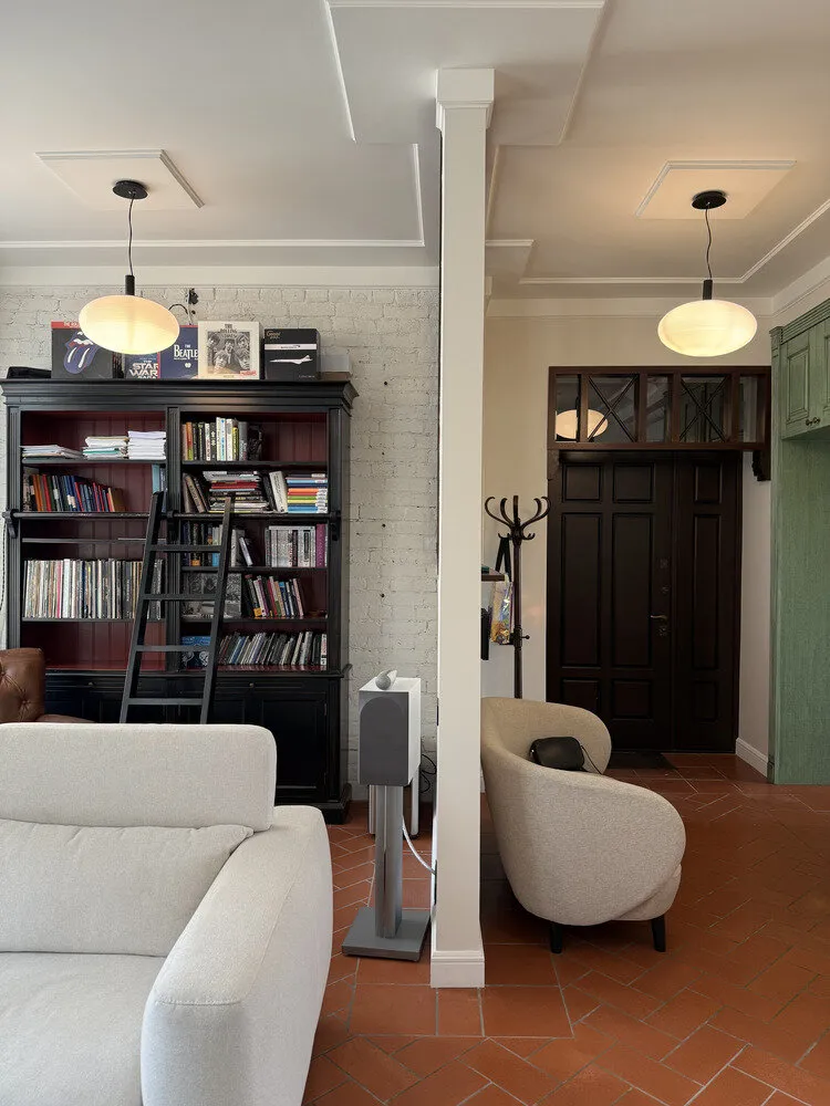 Photo : Style moderne avec des éléments classiques et loft – photo sur notre site