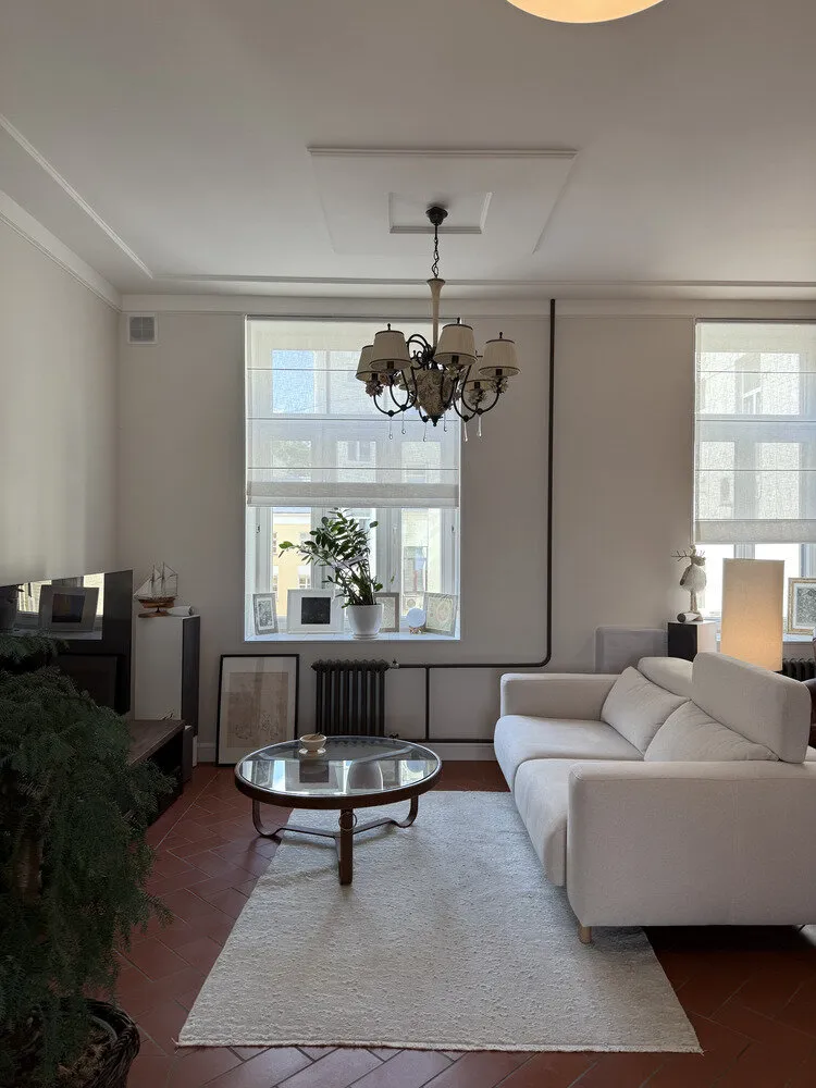 Photo : Style moderne avec des éléments classiques et loft – photo sur notre site