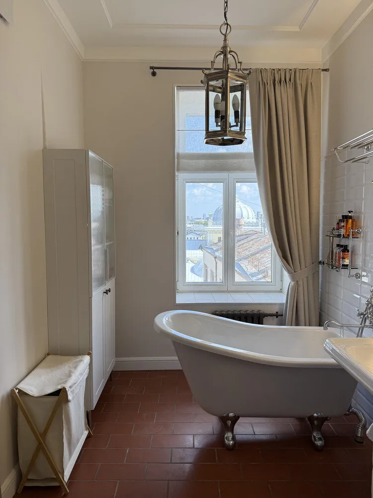 Photo : Style moderne avec des éléments classiques et loft – photo sur notre site