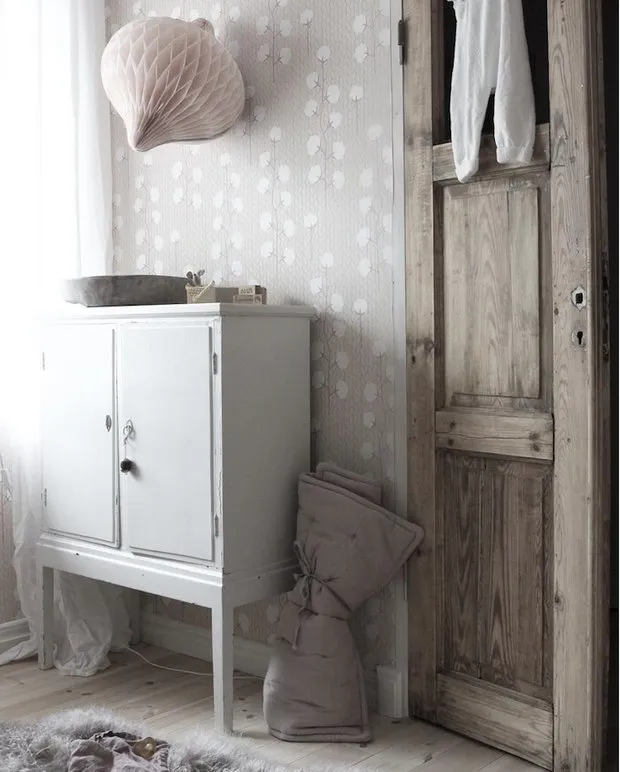 Фотография: Спальня в стиле Прованс и Кантри, Декор интерьера, Дом, Швеция, Белый, Дача, Новый Год, Зеленый, Дом и дача, новогодний декор, новогодний декор интерьера, как украсить интерьер к новому году – фото на нашем сайте