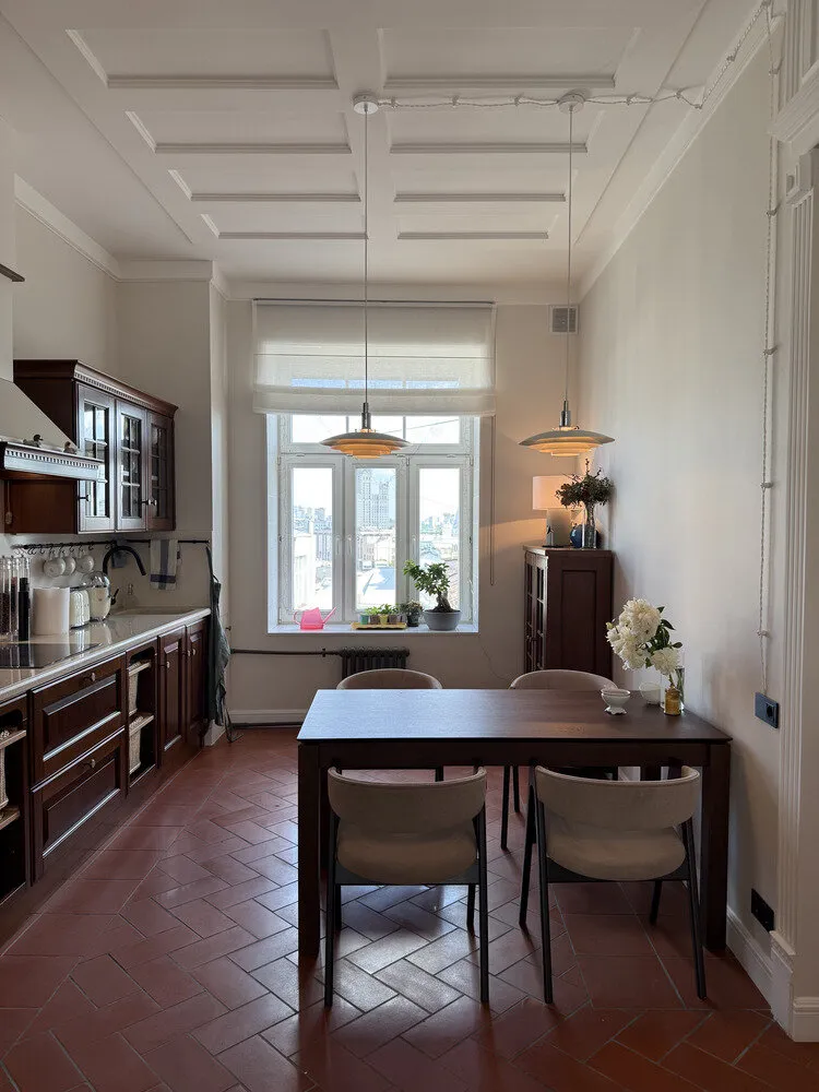 Photo : Style moderne avec des éléments classiques et loft – photo sur notre site