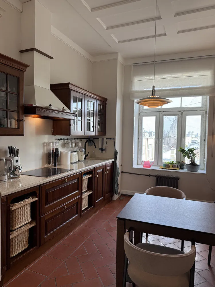 Photo : Style moderne avec des éléments classiques et loft – photo sur notre site