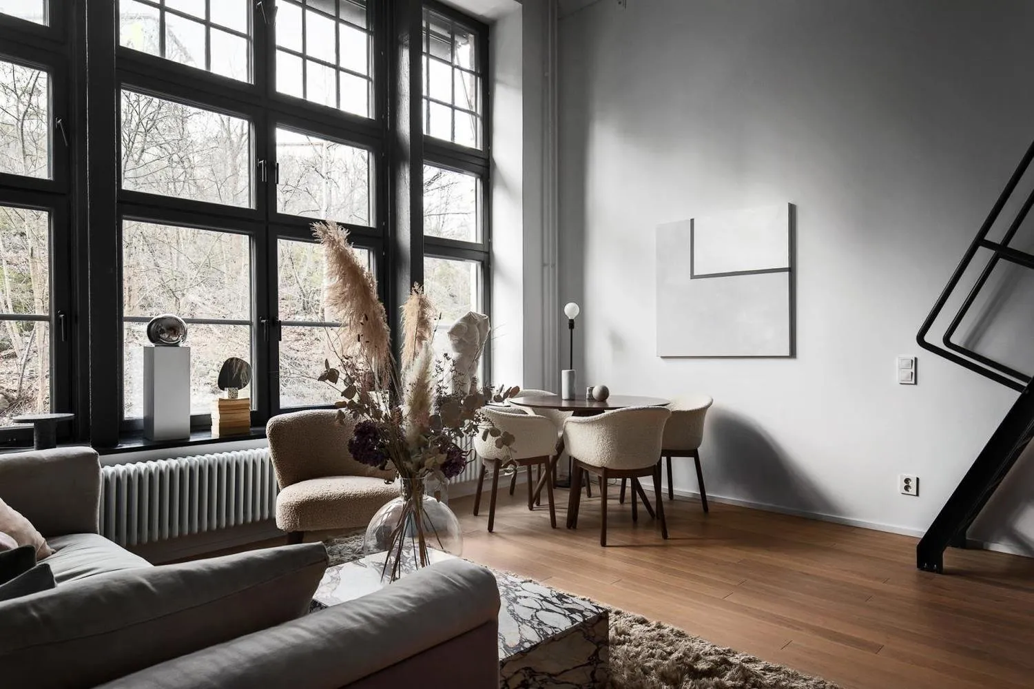 照片：北欧风格客厅，极简主义，现代，室内装饰，公寓，白色，黑色，米色，2间房，不超过40平方米 – 我们网站上的照片