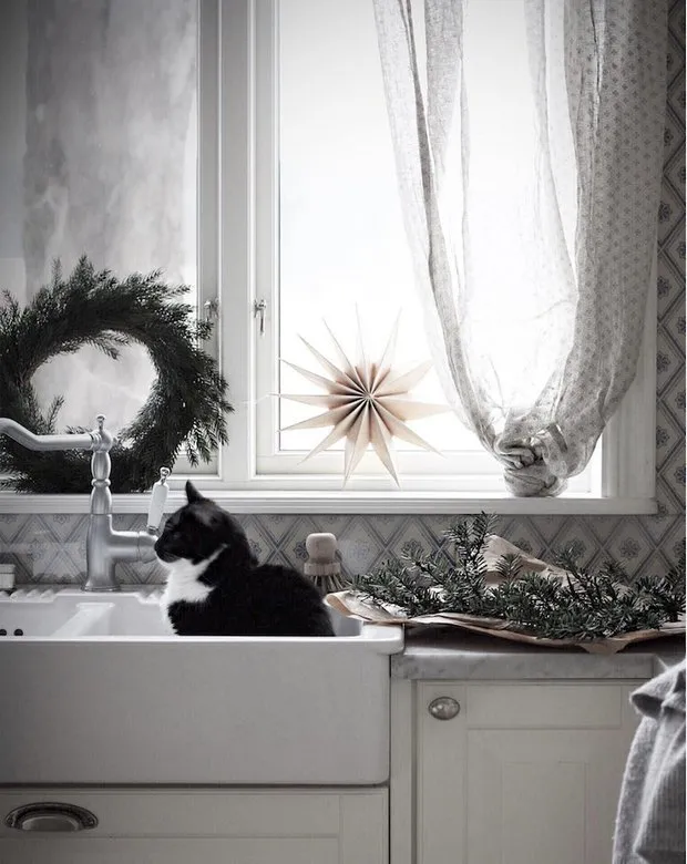 Фотография: в стиле , Декор интерьера, Дом, Швеция, Белый, Дача, Новый Год, Зеленый, Дом и дача, новогодний декор, новогодний декор интерьера, как украсить интерьер к новому году – фото на нашем сайте