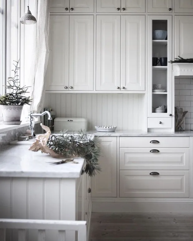 Фотография: Кухня и столовая в стиле Современный, Декор интерьера, Дом, Швеция, Белый, Дача, Новый Год, Зеленый, Дом и дача, новогодний декор, новогодний декор интерьера, как украсить интерьер к новому году – фото на нашем сайте