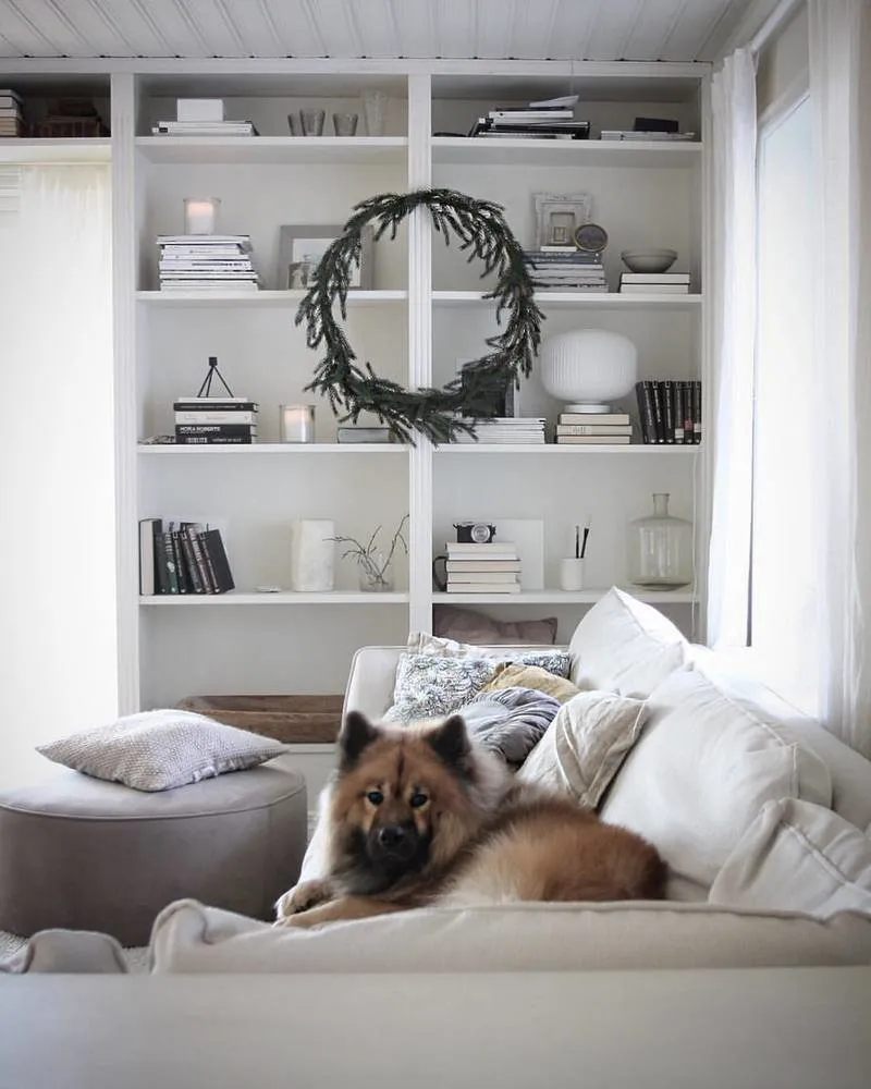 Фотография: Гостиная в стиле Скандинавский, Декор интерьера, Дом, Швеция, Белый, Дача, Новый Год, Зеленый, Дом и дача, новогодний декор, новогодний декор интерьера, как украсить интерьер к новому году – фото на нашем сайте