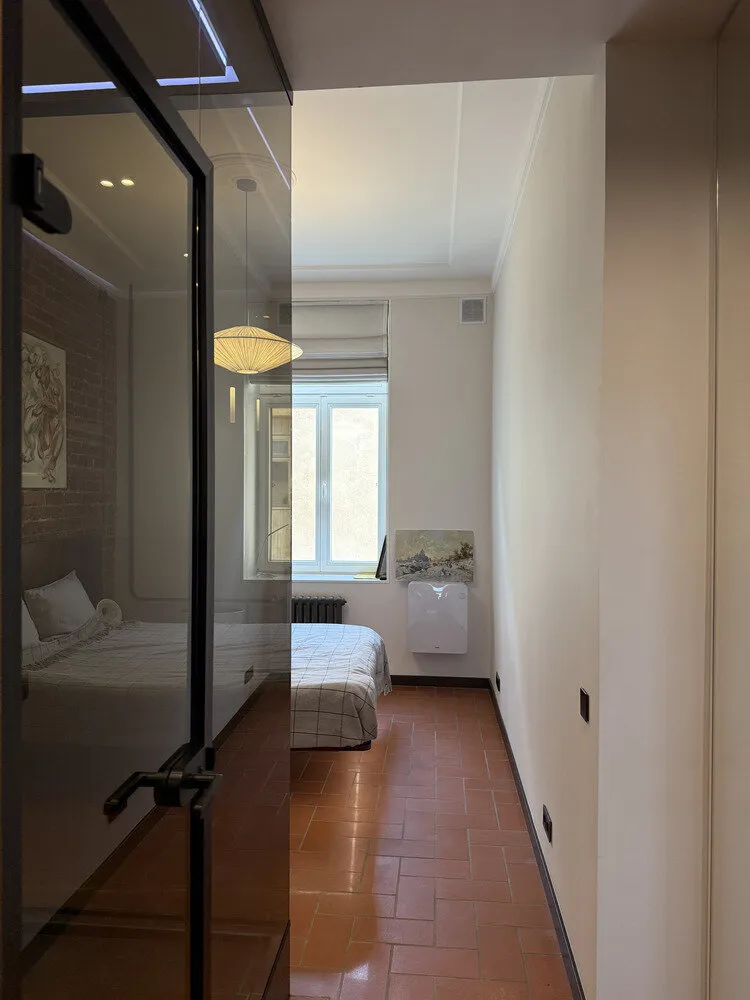 Photo : Style moderne avec des éléments classiques et loft – photo sur notre site