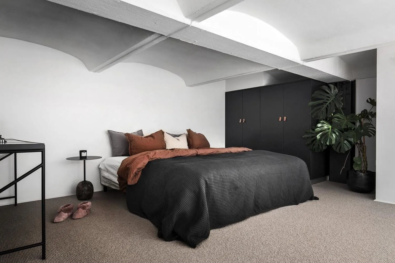 照片：北欧风格卧室，现代，室内装饰，公寓，白色，黑色，米色，2间房，不超过40平方米 – 我们网站上的照片