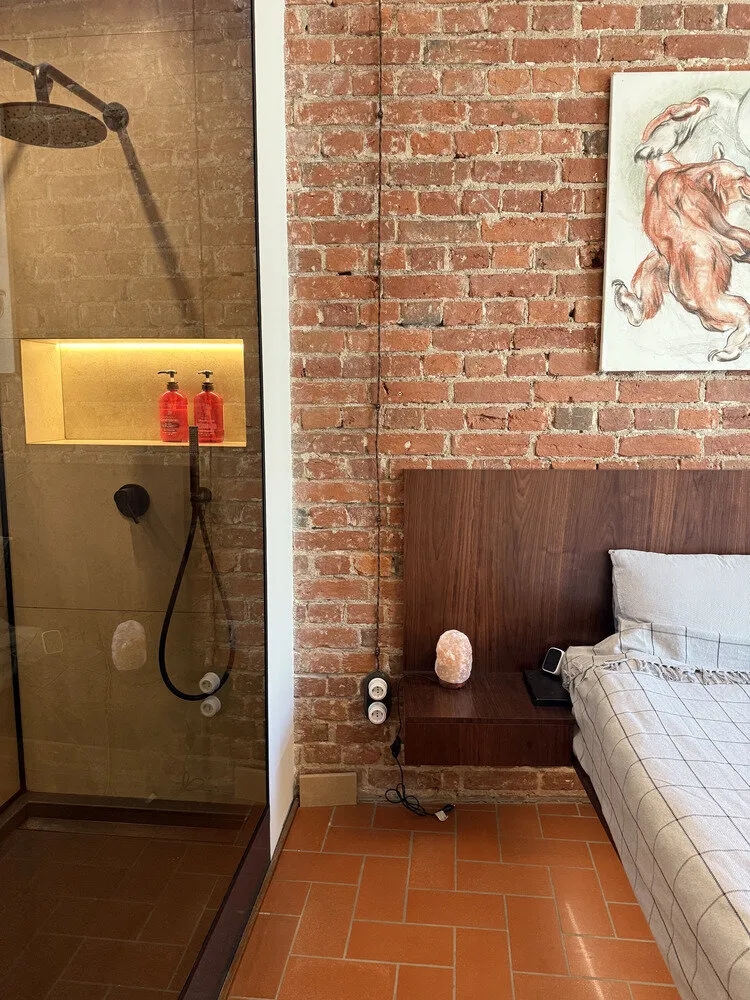 Photo : Style moderne avec des éléments classiques et loft – photo sur notre site