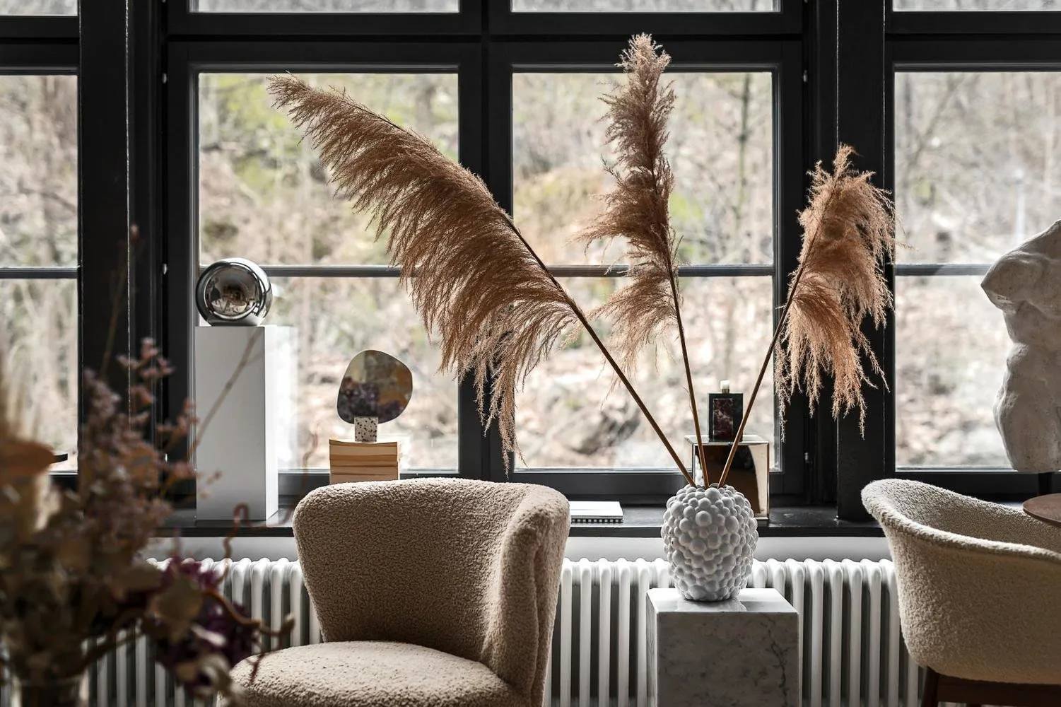 照片：北欧风格客厅，现代，室内装饰，公寓，白色，黑色，米色，2间房，不超过40平方米 – 我们网站上的照片