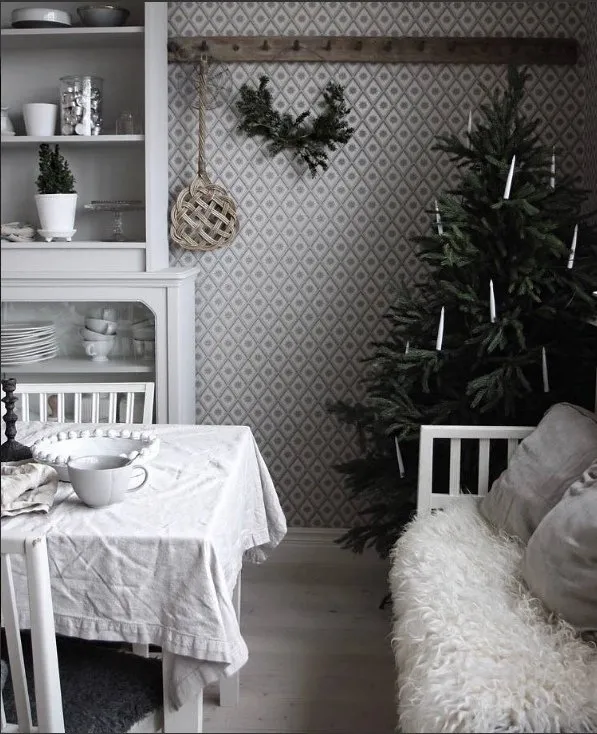 Фотография: Кухня и столовая в стиле Скандинавский, Декор интерьера, Дом, Швеция, Белый, Дача, Новый Год, Зеленый, Дом и дача, новогодний декор, новогодний декор интерьера, как украсить интерьер к новому году – фото на нашем сайте