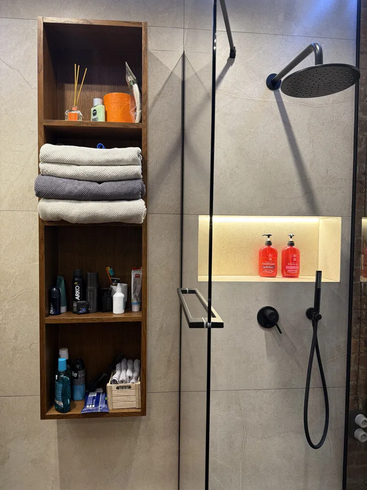 Photo : Style moderne avec des éléments classiques et loft – photo sur notre site