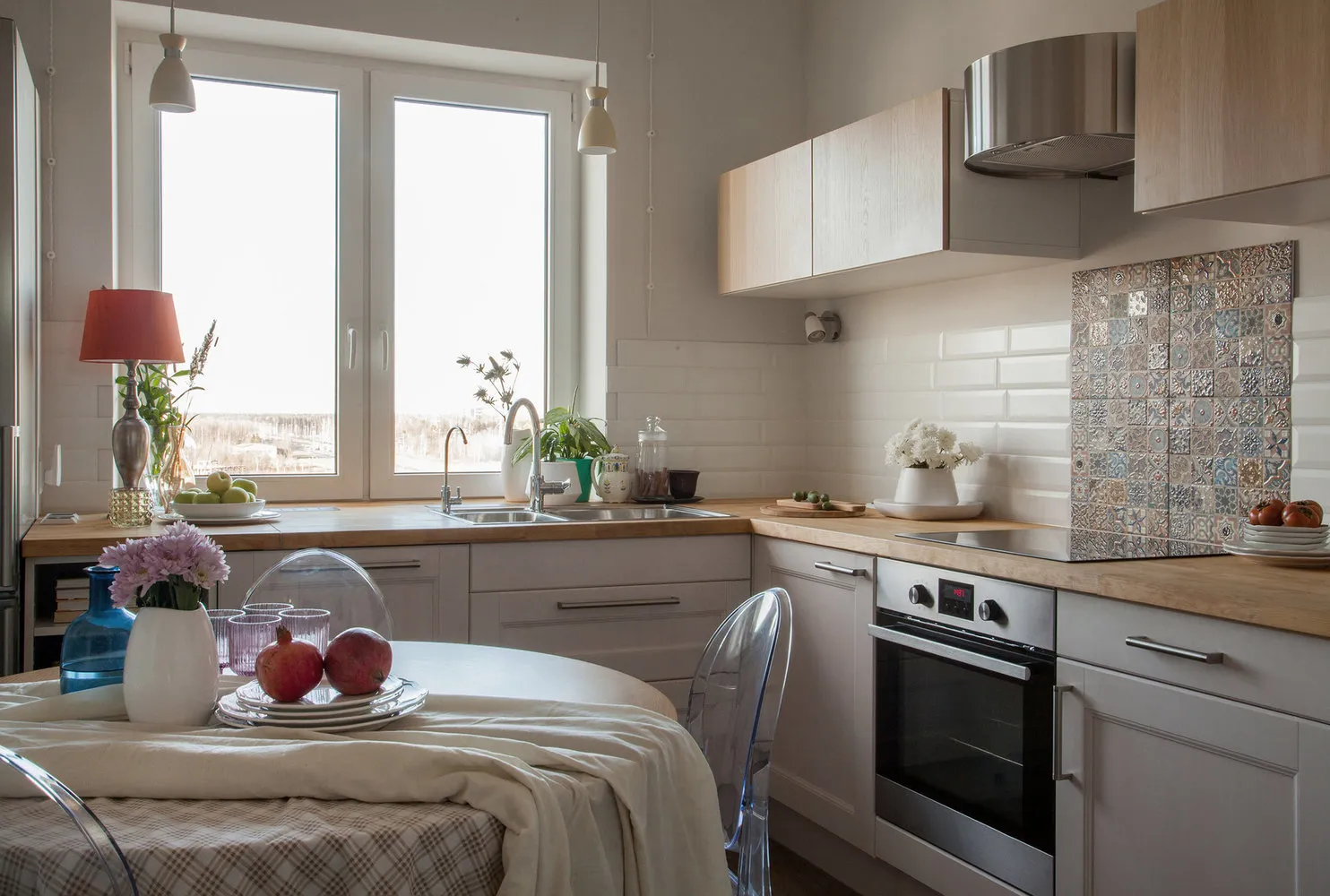 照片：北欧风格厨房和餐厅，指南，玛格丽塔·拉斯卡佐娃、维多莉亚·弗拉斯娃、韦拉·萨韦列娃、斯维特兰娜·梅尔尼科娃、伊万·梅尔尼科夫、叶卡捷琳娜·马尔科维茨 – 我们网站上的照片