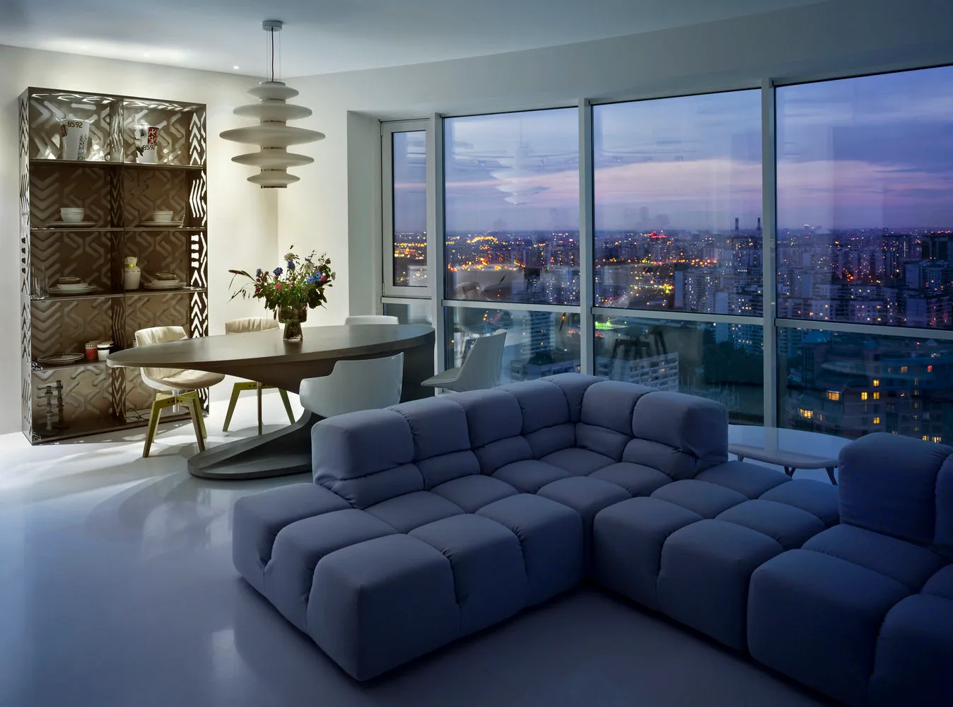 Foto: Wohnzimmer im Stil Hi-Tech, Wohnung, Projekt der Woche, 4 oder mehr, Über 90 Quadratmeter, Elena Solovyova – Foto auf unserer Website