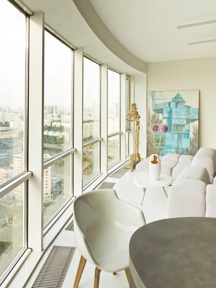 照片：高科技风格客厅，公寓、每周项目、4人以上、面积超过90平方米、Elena Solovyova – 我们网站上的照片