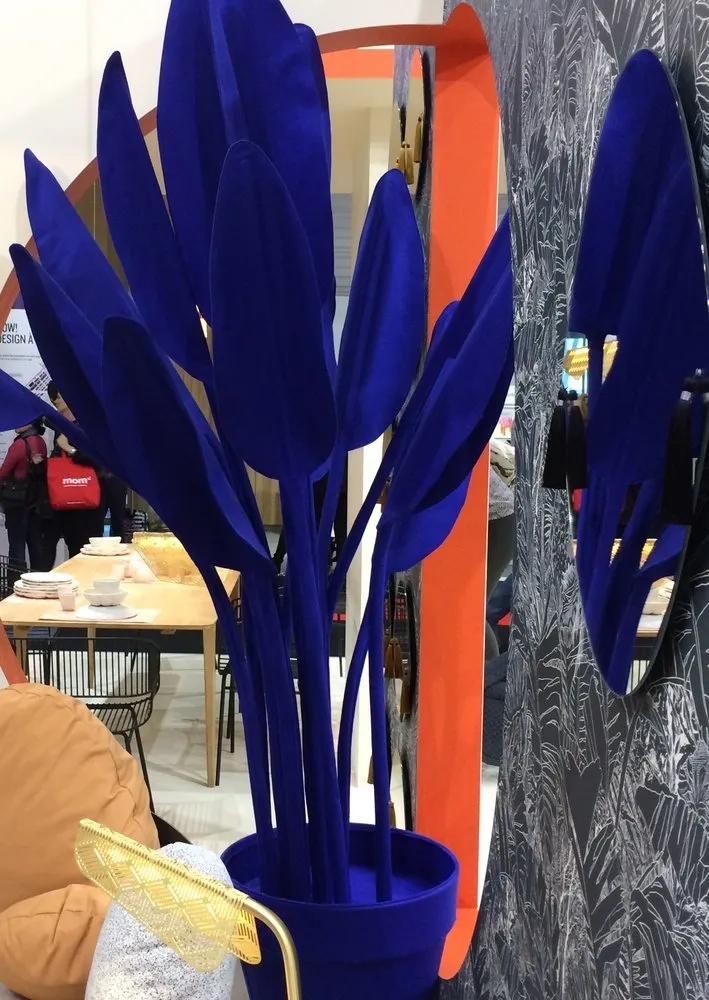 蓝色仿皮草花朵——活体绿植的替代品