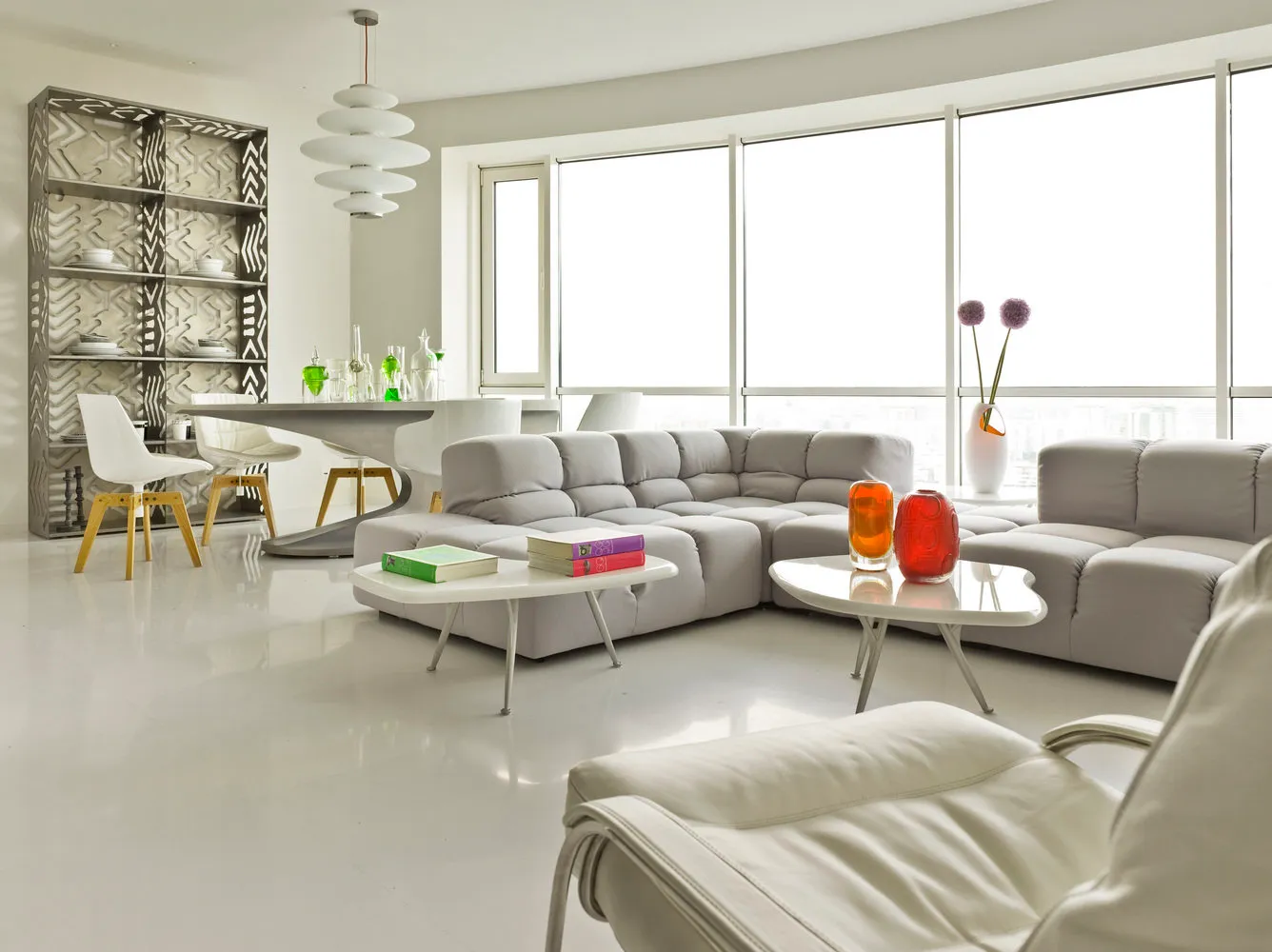 照片：高科技风格客厅，公寓、每周项目、4人以上、面积超过90平方米、Elena Solovyova – 我们网站上的照片