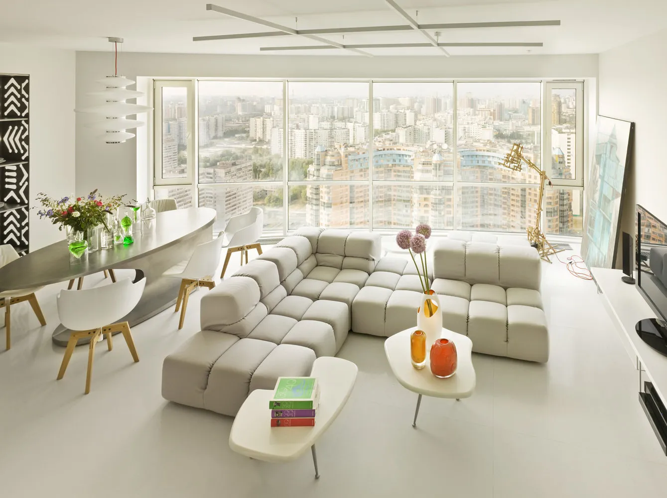 照片：高科技风格客厅，公寓、每周项目、4人以上、面积超过90平方米、Elena Solovyova – 我们网站上的照片