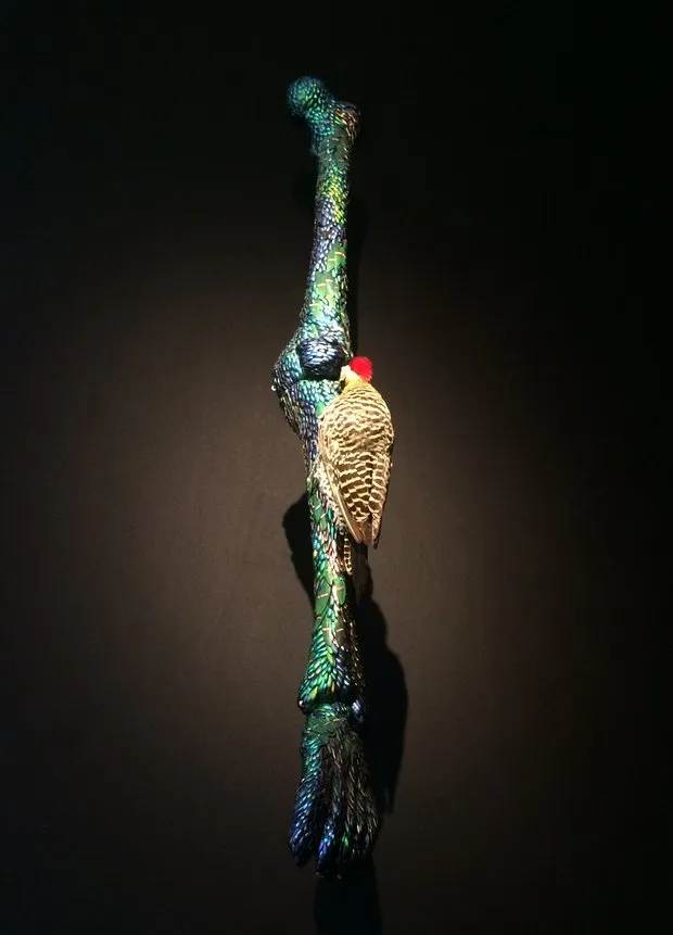 Jan Fabre 使用翡翠闪亮甲虫翅膀创作令人震惊的作品