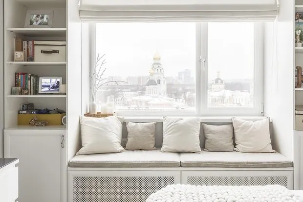 Heizung hinter dem breiten Fensterbrett verborgen