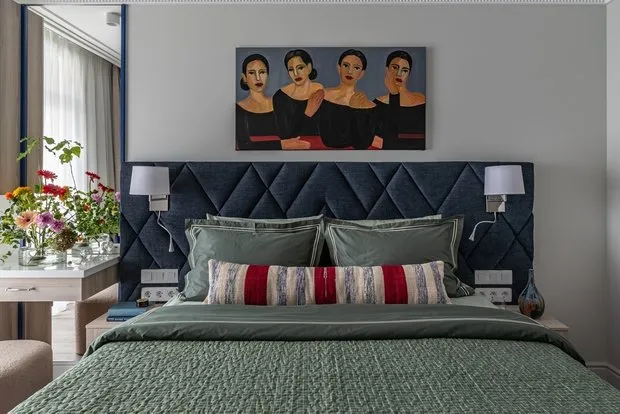 Se ahorraron en cuadros. Los cuadros fueron pedidos a artistas no profesionales, reduciendo significativamente su costo.