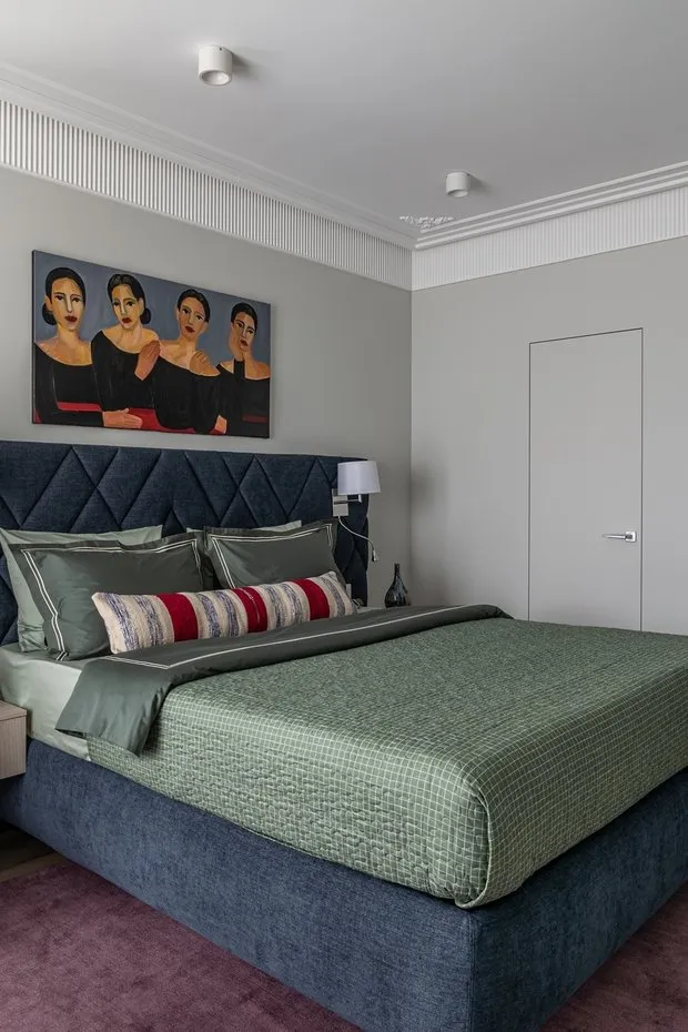 En la habitación hay muchos lugares de almacenamiento, pero no se ven en absoluto, todos los armarios son integrados, sin perillas y se mezclan con las paredes. Las puertas de los armarios son ocultas.