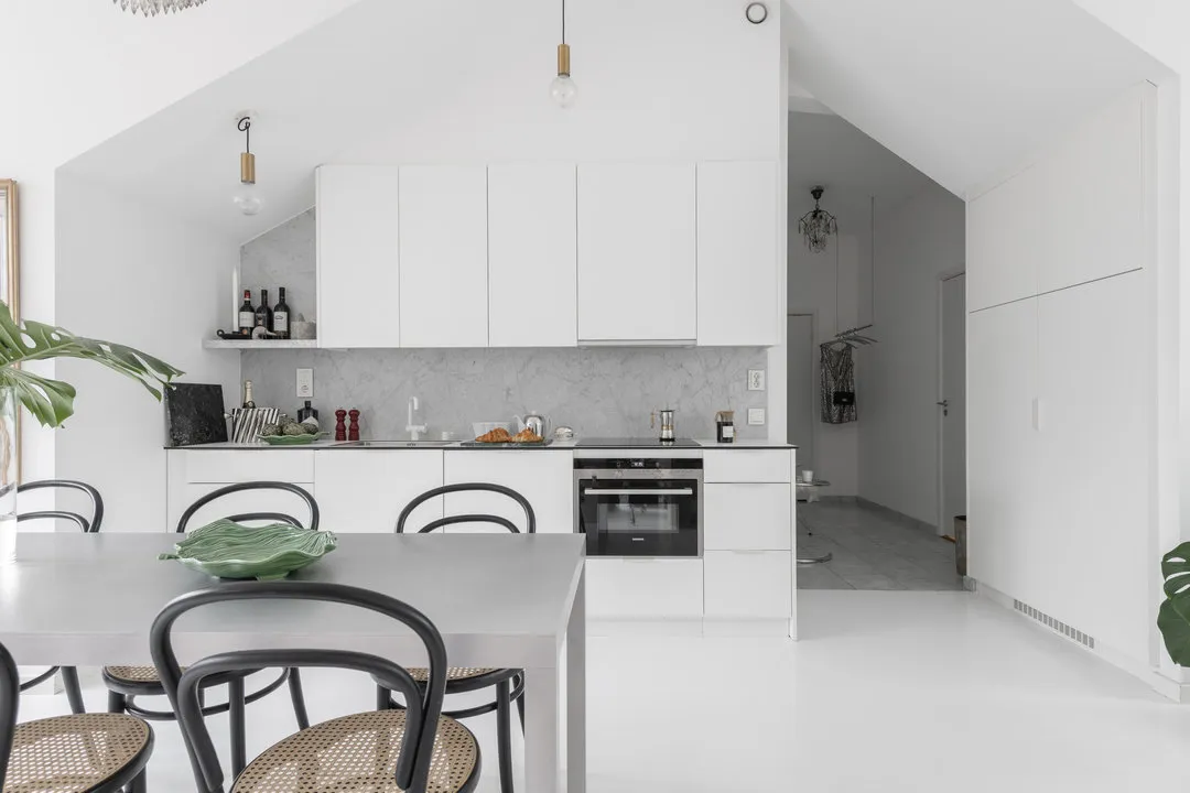 照片：北欧风格厨房和餐厅，现代，室内装饰，公寓，白色，绿色，米色，40-60平方米 – 我们网站上的照片