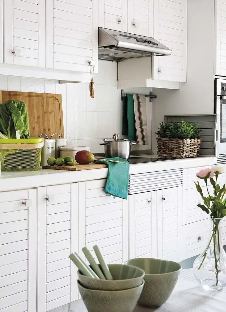 Zdjęcie: Kuchnia i jadalnia w stylu skandynawskim, Salon, Dekoracja i DIY, Mieszkanie, Hiszpania, Biały, Madryt, Vintage, jak ułożyć eklektyczne wnętrze, biały kolor w wnętrzu, jak ułożyć dwupoziomowe mieszkanie, białe wnętrze – zdjęcia na naszej stronie