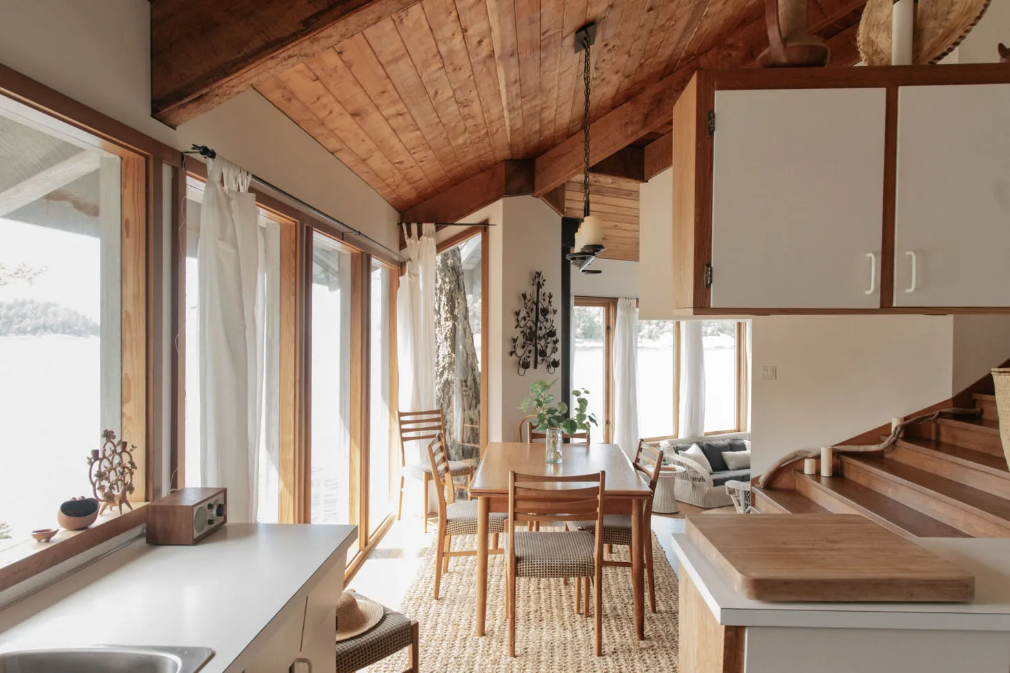 照片:极简风格厨房与餐厅,生态、普罗旺斯与乡村风格,白色、米色、房屋与小屋 – 网站上的照片