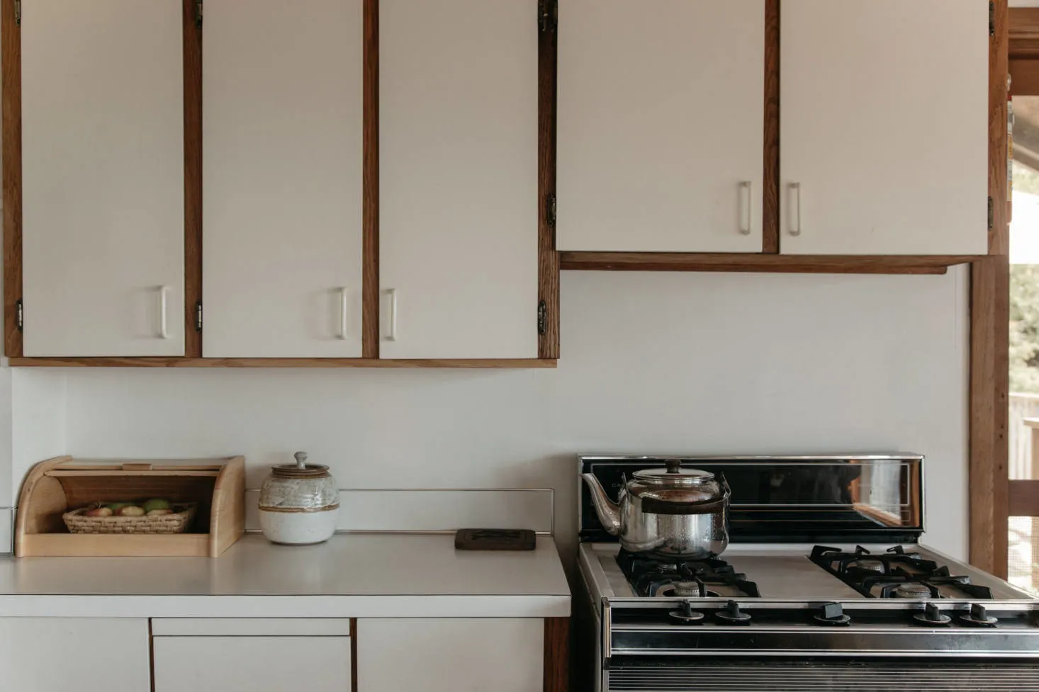 照片:极简风格厨房与餐厅,普罗旺斯与乡村风格,白色、米色、生态、房屋与小屋 – 网站上的照片