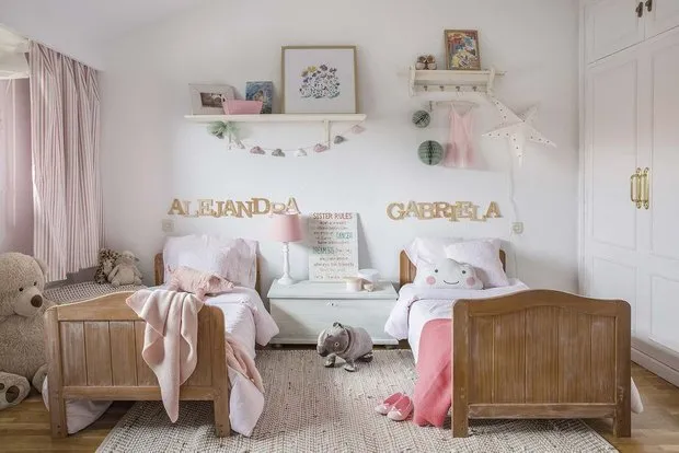 Zdjęcie: Pokój dziecięcy w stylu skandynawskim, Kuchnia i jadalnia, Salon, Dekoracja i DIY, Mieszkanie, Hiszpania, Biały, Madryt, Vintage, jak ułożyć eklektyczne wnętrze, biały kolor w wnętrzu, jak ułożyć dwupoziomowe mieszkanie, białe wnętrze – zdjęcia na naszej stronie