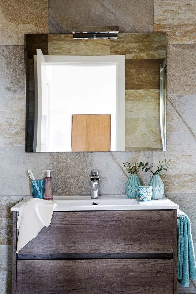 Zdjęcie: łazienka w stylu nowoczesnym, Kuchnia i jadalnia, Salon, Dekoracja i DIY, Mieszkanie, Hiszpania, Biały, Madryt, Vintage, jak ułożyć eklektyczne wnętrze, biały kolor w wnętrzu, jak ułożyć dwupoziomowe mieszkanie, białe wnętrze – zdjęcia na naszej stronie