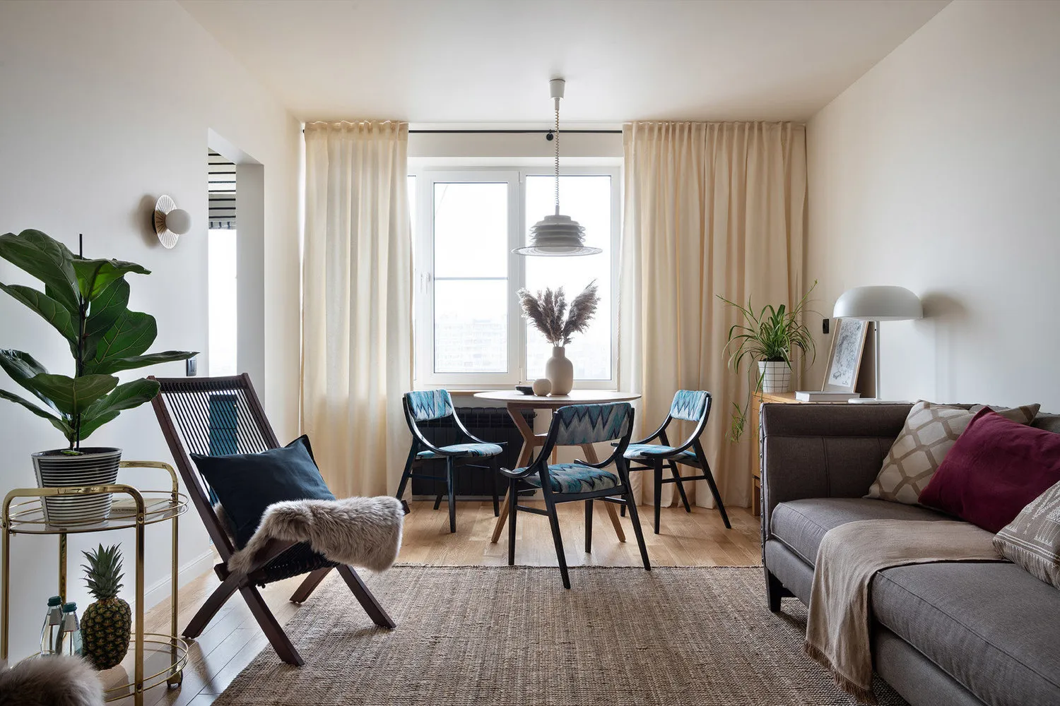 Photo: Living Room in Modern Style, Tips on How to Make Interior Cozier, Cozy Home, How to Create a Cozy Atmosphere, Olesya Shlyakhtina, Lyudmila Danilovich, Anastasia Vishnevskaya, Alisa Svyistunova, Ekaterina Burdina, AMD Design – photo on our website