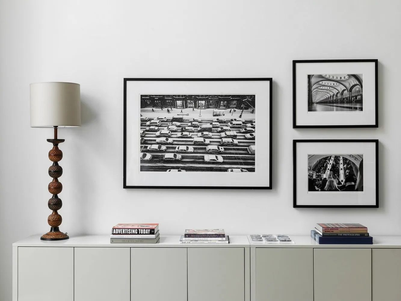 Фотография: Гостиная в стиле Современный, Советы, как сделать интерьер светлее, темная квартира, Ксения Мезенцева – фото на нашем сайте