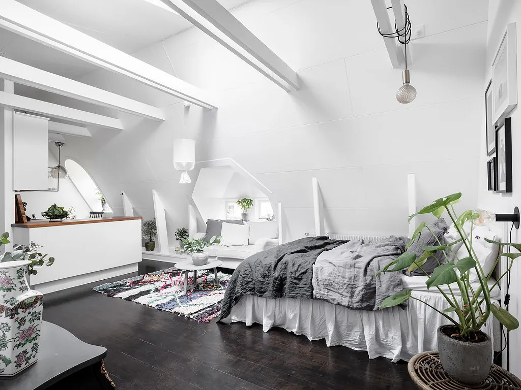 照片:北欧风格卧室,室内装饰,公寓,工作室,白色,砖房,不超过40平方米 – 我们网站上的照片