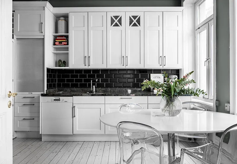 照片:斯堪的纳维亚、现代、折中主义风格厨房和餐厅,室内装饰,公寓,红色、灰色、粉色,60-90平方米 – 网站上的照片