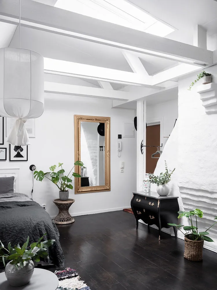 照片：北欧风格卧室，室内装饰，公寓，工作室，白色，砖房，不超过40平方米 – 我们网站上的照片