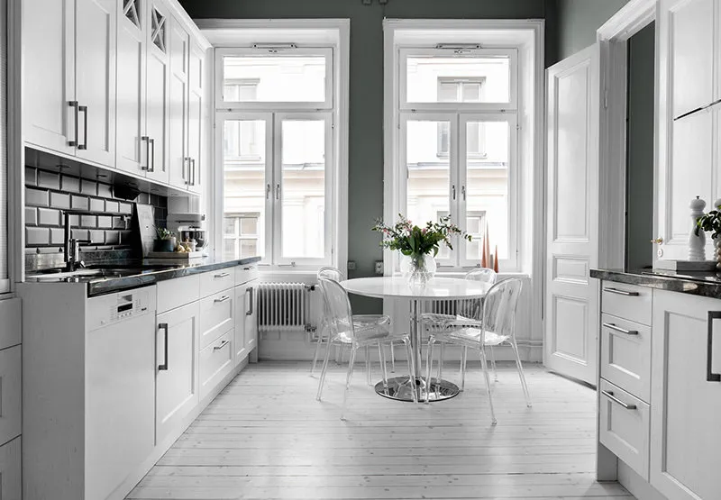照片:斯堪的纳维亚、现代、折中主义风格厨房和餐厅,室内装饰,公寓,红色、灰色、粉色,60-90平方米 – 网站上的照片