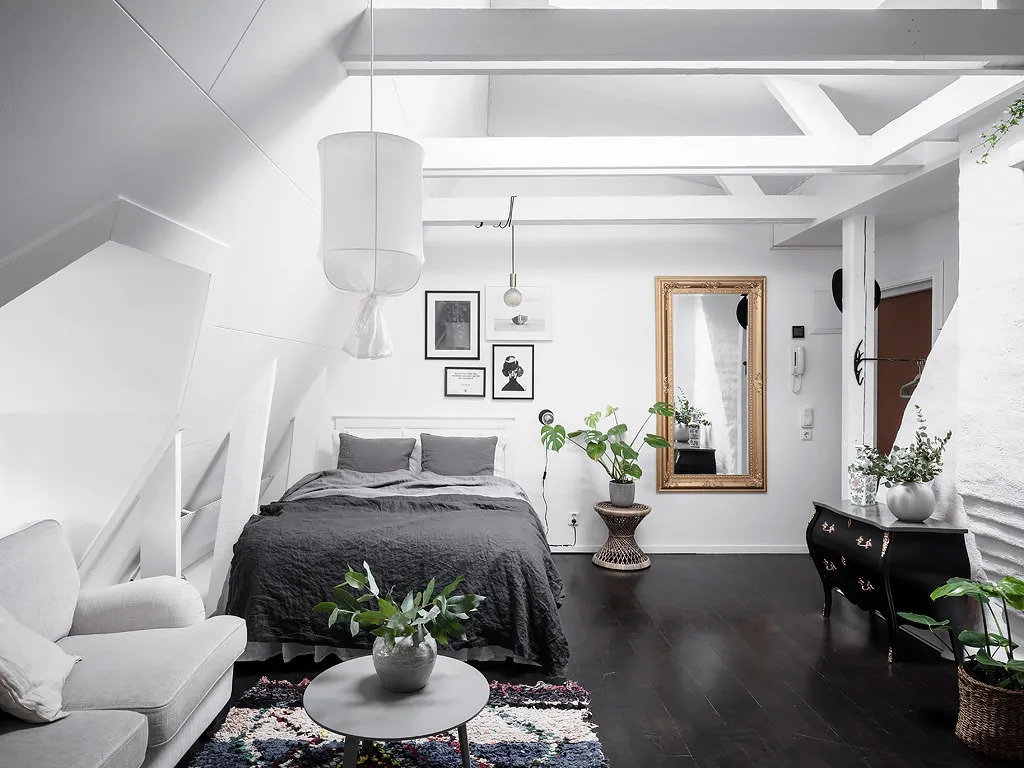 照片:北欧风格卧室,室内装饰,公寓,工作室,白色,砖房,不超过40平方米 – 我们网站上的照片