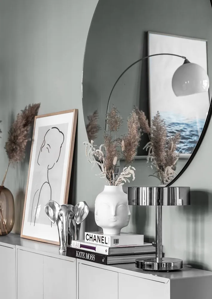 照片:斯堪的纳维亚、现代、折中主义风格客厅,室内装饰,公寓,红色、灰色、粉色,60-90平方米 – 网站上的照片