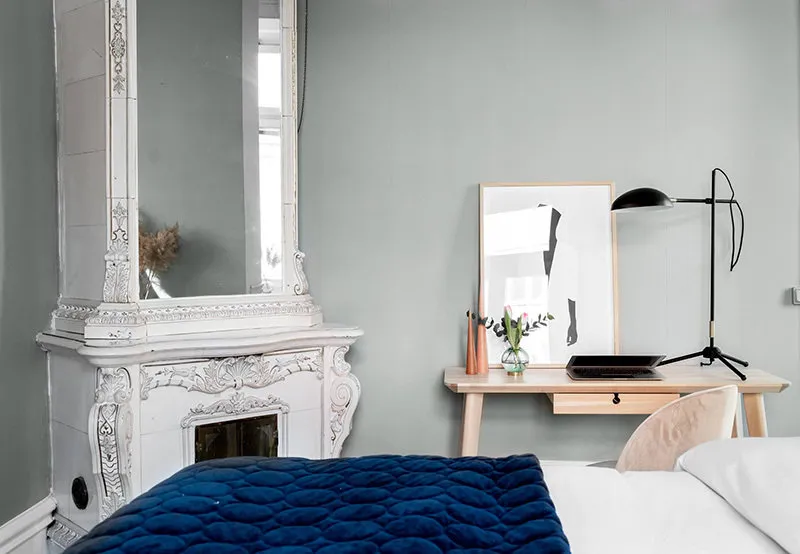 照片:斯堪的纳维亚、现代、折中主义风格卧室,室内装饰,公寓,红色、灰色、粉色,60-90平方米 – 网站上的照片