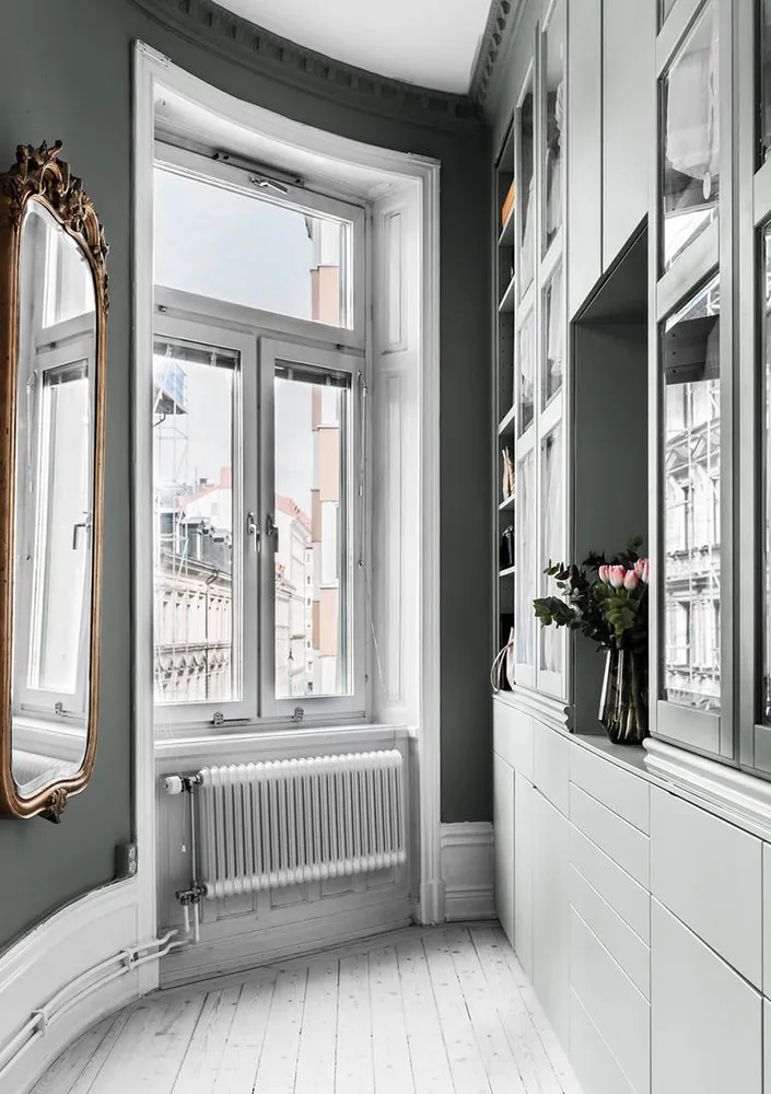 照片:斯堪的纳维亚、现代、折中主义风格门厅,室内装饰,公寓,红色、灰色、粉色,60-90平方米 – 网站上的照片