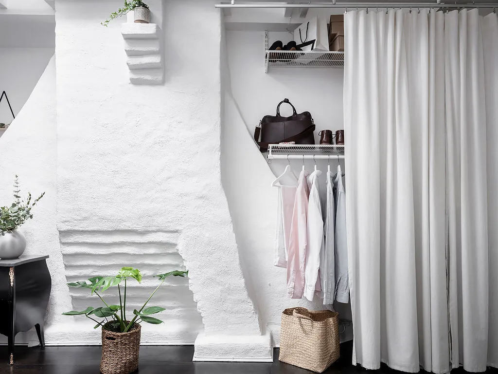 照片:北欧风格衣柜,室内装饰,公寓,工作室,白色,砖房,不超过40平方米 – 我们网站上的照片