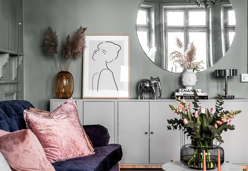 照片:斯堪的纳维亚、现代、折中主义风格客厅,室内装饰,公寓,红色、灰色、粉色,60-90平方米 – 网站上的照片