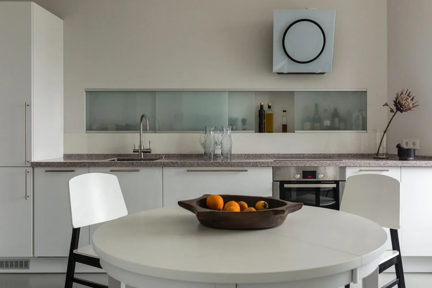 Foto: Cocina y comedor en estilo moderno, Guía, consejos de diseño, enciclopedia_de_interior, Art Group, Olesia Berezovskaya, One Line Design, Evgenia Lebedeva, Daria Vlasova, Kateryna Kuznetsova, Olga Rubejina – foto en nuestro sitio web