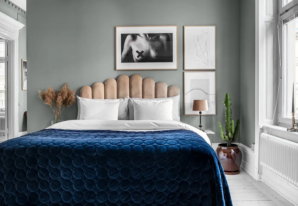 照片:斯堪的纳维亚、现代、折中主义风格卧室,室内装饰,公寓,红色、灰色、粉色,60-90平方米 – 网站上的照片