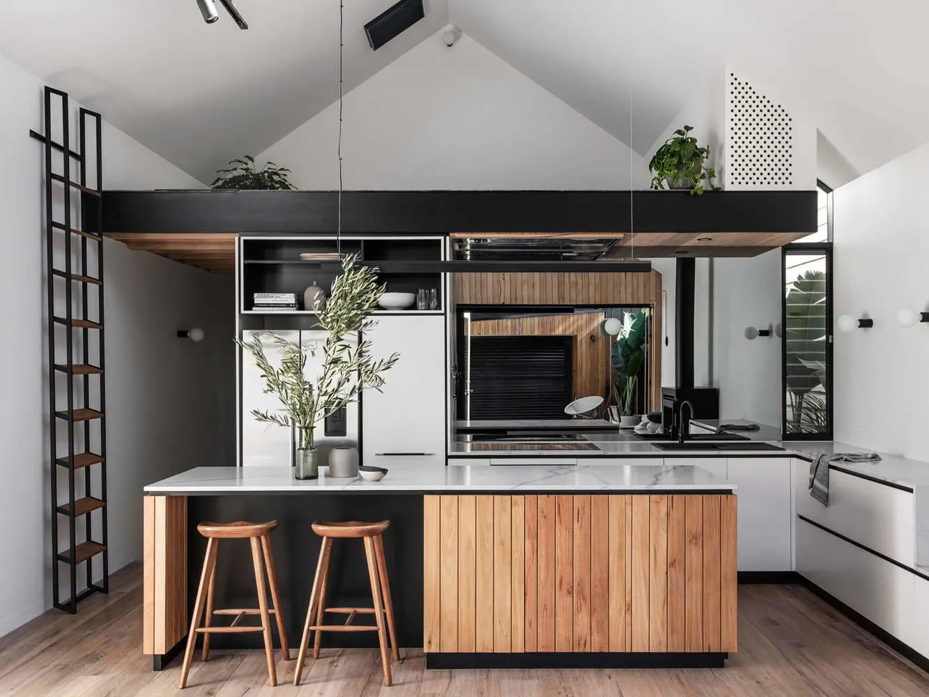 照片：斯堪的纳风格厨房与餐厅，生态，现代，房屋，白色，黑色，米色，家居与花园 – 网站上的照片